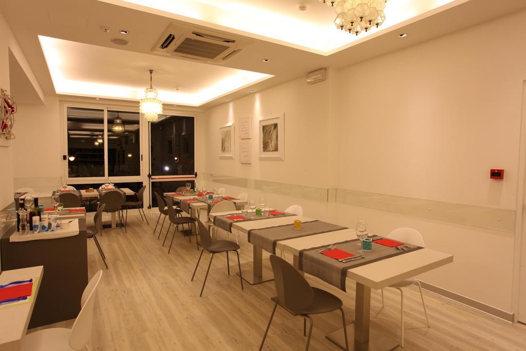 Hotel Fantasy Riccione Esterno foto