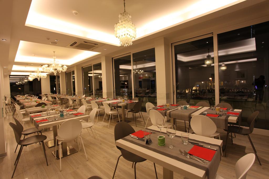 Hotel Fantasy Riccione Esterno foto