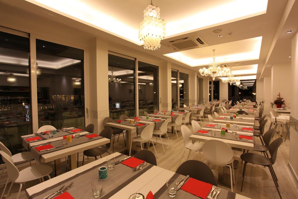 Hotel Fantasy Riccione Esterno foto