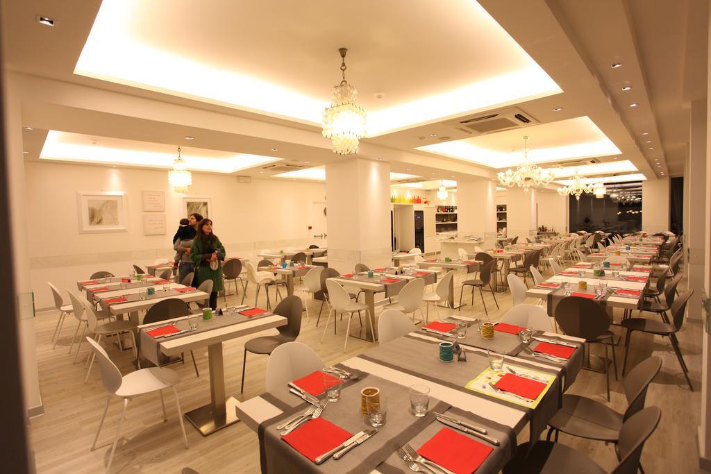 Hotel Fantasy Riccione Esterno foto