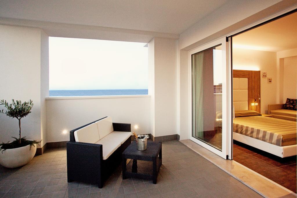 Hotel Fantasy Riccione Esterno foto