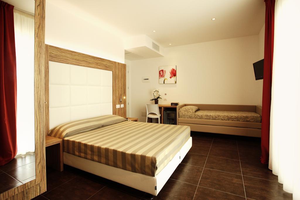 Hotel Fantasy Riccione Esterno foto