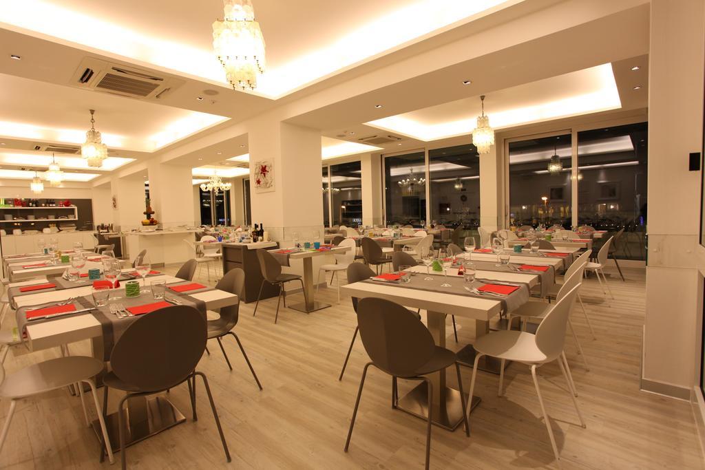 Hotel Fantasy Riccione Esterno foto