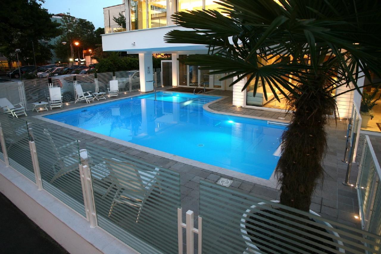 Hotel Fantasy Riccione Esterno foto