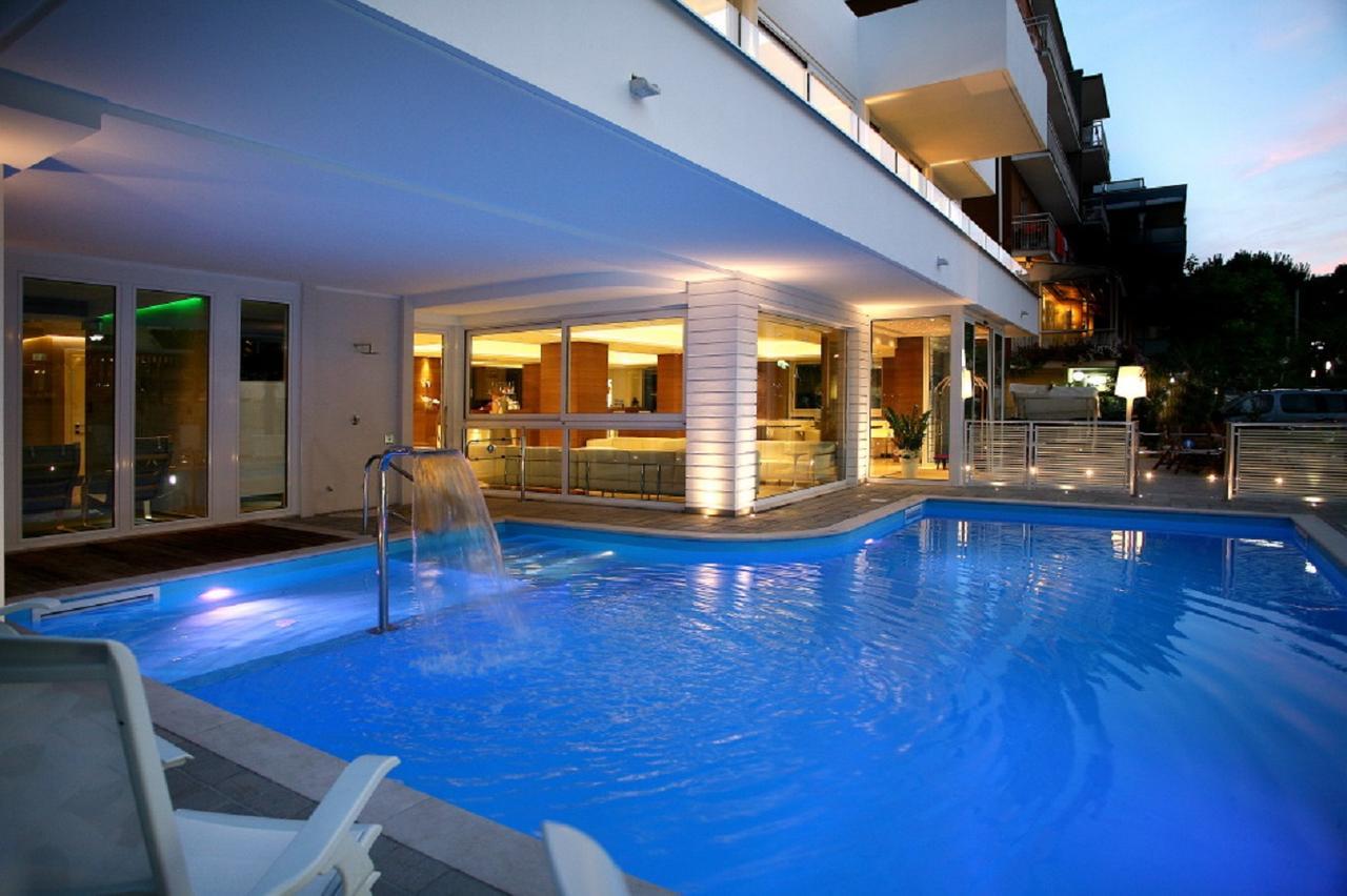 Hotel Fantasy Riccione Esterno foto