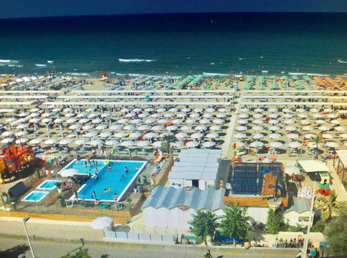 Hotel Fantasy Riccione Esterno foto